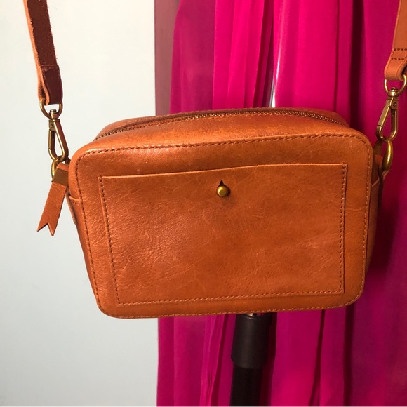 Madewell Handbags - Madewell camera bag NWOT English Saddle color.